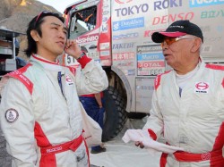 Yoshimasa and Teruhito Sugawara discuss stage conditions. 
