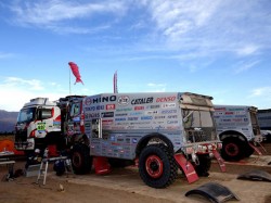The team’s two Hino500 Series trucks are serviced side by side at the bivouac in Chilecito.