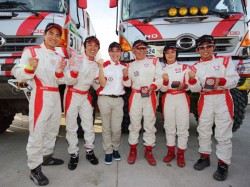 The Hino team celebrates its 1-2 victory in the Under 10-litre class with Yasuhiko Ichihashi. 
