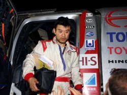 Mitsugu Takahashi climbs down from his HINO500 Series truck at the bivouac. 