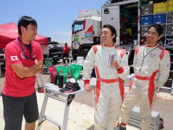 Engineer Katsuyuki Nagoshi listens to what Teruhito Sugawara and Hiroyuki Sugiura have to say about the engine's condition. 