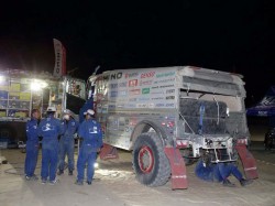 Mechanics discuss work procedures. 