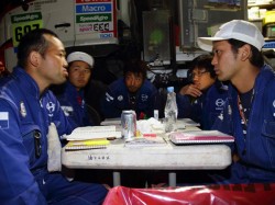 At the bivouac in Antofagasta, mechanics discuss the servicing work prior to the arrival of the team’s HINO500 Series trucks.