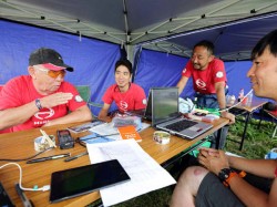 At the bivouac, Yoshimasa Sugawara describes SS conditions to fellow team members.