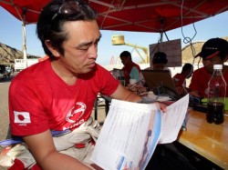 Teruhito Sugawara reads support messages sent in from fans. 