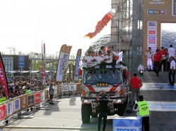 Mechanics arrive at the podium on their HINO500 Series truck holding a koinobori (carp streamer). 