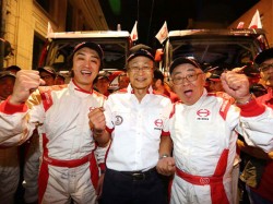 Yoshimasa and Teruhito Sugawara, and Mr. Ichikawa, chairman of Hino Motors are overjoyed after the goal ceremony.
