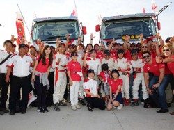 The Hino team poses for a group photo. 
