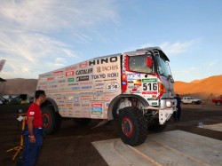 Car 2 arrives at the bivouac in Copiapo. 
