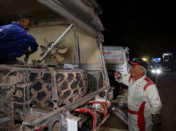 Yoshimasa Sugawara gives tuning instructions to Seiichi Suzuki and mechanics. 