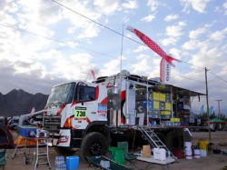 The HINO700 Series ZS assisting truck awaits the arrival of the rally trucks at the bivouac in Chilecito