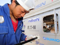 Mechanic Hiroya Fukuno checks the remaining fuel using an inspection scale. 