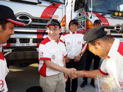 Hino president Yasuhiko Ichihashi expresses his gratitude to mechanics. 