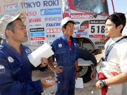 Hiroyuki Sugiura explains his truck's condition to mechanics. 