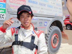 Katsumi Hamura briefs mechanics on his truck's condition. 