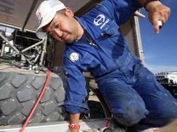 Mechanic sub-leader Takeshi Suenaga carefully inspects the truck’s body. 